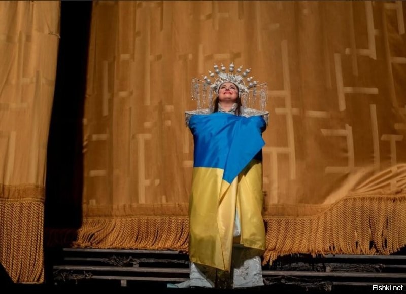 А вот и первый выход там на сцену украинской певички ртом Людмилой Монастырской
Как всегда Ссано-Голубом