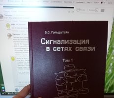 "Если бы было так, как в материале"
если бы у бабушки был х*уй она была бы дедушкой 
стандарт он для того и стандарт, что определяет когда, как и сколько пищать...
"микрофон телефона"
можешь прям сейчас в микрофон телефона с тональным набором номера пропищать в DTMF любой номер и он наберется 

з.ы. и да этот ваш АОН тоже работал на сигналах определенной частоты, запрос с телефона - ответ со станции
