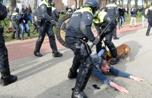 Не, вот так.
Чинно, мирно, демократично.
Как и положено цивилизованной Европе