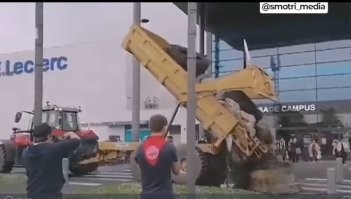 Мне так больше всего понравился прицеп к трактору - самосвальный, с высоко поднимаемым задним бортом.