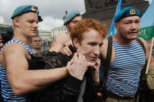 В Петербурге неадекват угрожал ножом людям в метро. Но его быстро «угомонил» неравнодушный гражданин