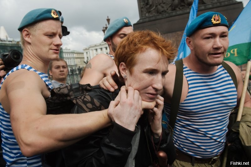 В Петербурге неадекват угрожал ножом людям в метро. Но его быстро «угомонил» неравнодушный гражданин
