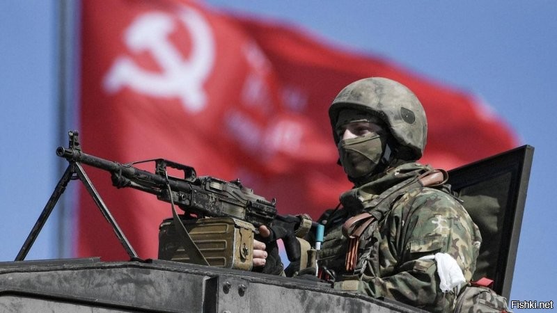Этого сложно не заметить, и государство, конечно же, должно взять произошедшее на заметку.

Красное знамя полновесно - причём по инициативе снизу - стало едва ли не основным символом не просто денацификации и демилитаризации, - но и в самом лучшем смысле - русификации.

Спецоперация проходит под красным флагом. Он явил себя, навязал, вернул - руками бабушки, руками ополченцев, руками наших бойцов и офицеров.

Красный флаг возносится над освобождёнными городами. Никто не приказывает это делать. Напротив, флаги приносят и поднимают сами местные жители деоккупированных районов Донбасса, Херсона, Запорожья, Харьковщины. Для них красный флаг - символ свободы и, не поверите, демократии. Права на голос, на память.

Красный стяг - символ невероятной мощи. Под ним было повержено абсолютное мировое зло.

Но более того - серп и молот на этом знамени настойчиво говорят ещё и о необходимости деолигархизации. Как там, так и здесь.

В международный день солидарности трудящихся всего мира - мы обязаны об этом сказать.
