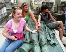 Париж, кладбище Пер-Лашез.
Памятник изображает Виктора Нуара лежащим на спине сразу же после рокового выстрела. Сегодня невозможно определить, была это оплошность мастера или некий замысел, но у бронзового Нуара сквозь брюки отчетливо выпирает мужское достоинство. Долгое время это обстоятельство лишь удивляло гостей кладбища, но в 1970-х кто-то пустил слух, что потерев промежность и поцеловав памятник в губы, можно улучшить сексуальную жизнь и забеременеть.