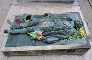 Париж, кладбище Пер-Лашез.
Памятник изображает Виктора Нуара лежащим на спине сразу же после рокового выстрела. Сегодня невозможно определить, была это оплошность мастера или некий замысел, но у бронзового Нуара сквозь брюки отчетливо выпирает мужское достоинство. Долгое время это обстоятельство лишь удивляло гостей кладбища, но в 1970-х кто-то пустил слух, что потерев промежность и поцеловав памятник в губы, можно улучшить сексуальную жизнь и забеременеть.