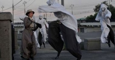 В 1918 - 20 годах в Петрограде орудовала целая банда "попрыгунчиков". 
Из Вики : 

"Попрыгунчики» преступная группировка, совершавшая разбойные нападения в 1918 1920 годах в Петрограде. В тёмное время суток преступники, одетые в белые саваны и колпаки, нападали на одиноких прохожих. После оказанного психологического давления преступники грабили беспомощную жертву. Название банда получили от манеры нападать на жертв прыжками (выпрыгивали из-за заборов, окон первого этажа и т. д.), причём «попрыгунчики» использовали особые пружины, прикреплённые на обувь, а также ходули. Руководил бандой «попрыгунчиков» Иван Бальгаузен, уголовник, имевший криминальный стаж ещё до революции; численность группировки достигала двадцати человек, а число известных эпизодов разбойного нападения превышало сотню. Весной 1920 года банда была арестована, сам Иван и один из его товарищей были расстреляны, а большинство участников банды отправлено в лагеря."