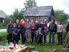 А почему ты опущенный всегда фоткаешься в одной и той-же нестиранной рубахе с грязным воротником? Других в контейнер не выбросили?