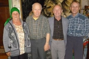 А почему ты опущенный всегда фоткаешься в одной и той-же нестиранной рубахе с грязным воротником? Других в контейнер не выбросили?