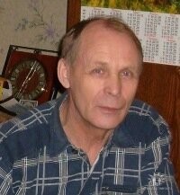 А почему ты опущенный всегда фоткаешься в одной и той-же нестиранной рубахе с грязным воротником? Других в контейнер не выбросили?