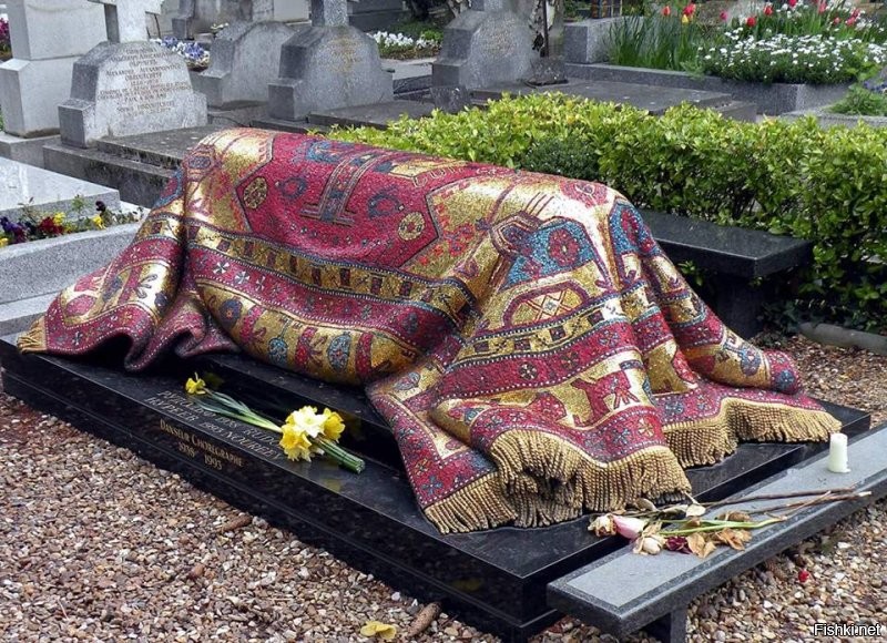 Может показаться, что могила знаменитого танцора Рудольфа Нуриева во Франции укрыта настоящим старинным ковром. Многие туристы даже спрашивают – не вредит ли ковру дождь… Дождь ему не страшен – ведь надгробие сделано из камня и украшено тончайшей мозаикой.
В 1996 году надгробие было изготовлено в итальянской мозаичной мастерской Акомена Спацио Мозаико (Akomena Spacio Mosaico). Мозаика ковра выполнена из мелких преимущественно квадратной формы элементов с плотнейшим прилеганием деталей, практически без видимых швов. Но при этом поверхность мозаики оставлена шероховатой, с весьма резкими изменениями уровня мозаичных элементов. Этот прием с расстояния уже 2-3 метров создает общее впечатление ковровой текстуры.