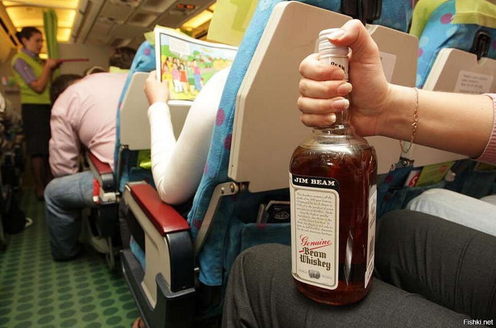 выпивка в самолете. спиртные напитки в самолете. пьяный пассажир в самолете. еда бортпроводников. коньяк в самолете.