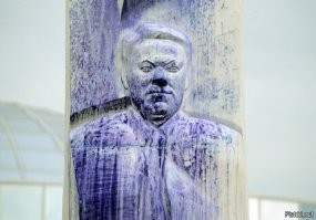 Памятник Ельцину со следами "народной признательности".