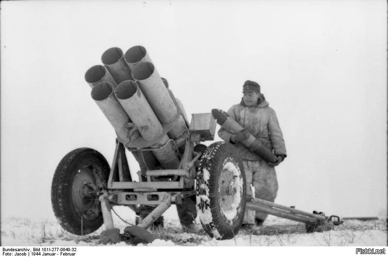 Первые образцы нового оружия под названием 15 cm Nebelwerfer 41 (15 cm Nb.W. 41) поступили в армию в 1940 г., вскоре после окончания Французской кампании. К моменту нападения на СССР подразделения Nebeltruppe получили достаточное число реактивных минометов и смогли опробовать их в боях.
Изделие Nb.W. 41 выполнили в виде буксируемой системы на колесном лафете. Основным ее элементом был блок из шести трубчатых стволов-направляющих калибром 158 мм, расположенных в виде шестиугольника. Конструкция миномета-пусковой установки допускала горизонтальную и вертикальную наводку. Длина изделия с учетом станин достигала 3,6 м, собственная масса – 510 кг.
В 1940 1945 годах было выпущено 5789 15-см шестиствольных буксируемых пусковых установок Nb.W.41

К концу 1941 года количество реактивной артиллерии в войсках значительно возросло и достигало 5 10 дивизионов в составе армий, действовавших на главном направлении. Управление огнём и манёвром большого числа дивизионов, а также снабжение их боевыми припасами и другими видами довольствия стало затрудняться. По решению Ставки ВГК в январе 1942 года начато создание 20 гвардейских миномётных полков[16].
К окончанию 1942 года было уже 4 гвардейских минометных дивизий, 8 полков, 72 отдельных дивизионов, а к 1945 году   7 дивизий реактивной артиллерии, 11 бригад, 114 полков, 38 отдельных дивизионов[19].
С 1941 по конец 1944 года советская промышленность изготовила 30 тысяч пусковых установок различных видов и 12 млн снарядов к ним.