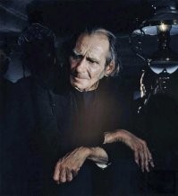 Старуха,кстати,это мужчина,актер Николай Кутузов. Была очень удивлена,что снимался не Милляр.