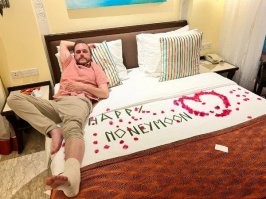 Не, ну бл"ядь серьезно?! В первую брачную ночь тебя остановило какое-то насекомое?! Или что таим тебя укусило, тюфяк? Да мне можно было все конечности сломать в двух местах, на невесту я бы всё равно залез! Импотент, бл"адь.