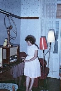 В первоисточнике она в разной одежде фигурирует - ну не несколько-же комплектов одежды брать для постановочного фото? Хотя