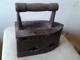 пульт от беспроводного утюга

девчулям на заметку:
вы будете смотреться моложе,
если прикинетесь,
буд-то вы не знаете,
почему кнопка "сохранить" так выглядит
(типа не застали дискеты)