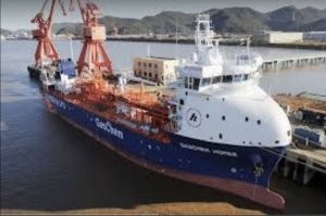 А вот вам и газовоз с носовой надстройкой. И, таки да, ни разу не слышал, чтобы 4 человека стояли в шторм на крыльях мостика и смотрели как контейнера в море сыпятся :)