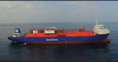 А вот вам и газовоз с носовой надстройкой. И, таки да, ни разу не слышал, чтобы 4 человека стояли в шторм на крыльях мостика и смотрели как контейнера в море сыпятся :)