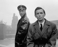 Вербуют жеж совсем не так. У каждой уважающей себя страны, в регионе который представляет интерес - действует своя агентурная сеть, под видом дипломатов, представителей торговых организаций, командировочных специалистов, сочувствующих граждан итд.  Так вот, за особо интересными кадрами - руководством заводов, главными технологами, инженерами, сис админами, кадровиками итд, ведётся слежка. Берутся на карандаш пороки человека - кто жене изменяет, кто азартный игрок, кто под хвост балуется, кто наркотики употребляет или играет в азартные игры или пьёт сильно. Или выискивается слабая финансовая сторона - кредитное рабство, тяжёлая болезнь требующая денег на лечение члена семьи, или просто человек падкий до роскоши. И вот, в нужный момент, обладая компроматом, или оперативными данными, что гражданину срочно нужна крупная денежная сумма, с ним входит в контакт один из агентов, под видом собутыльника, приятеля по интересам, опытного специалиста по каким-нить (допустим) дизельным двигателям. И в нужный момент поступает предложение от которого нельзя отказаться - либо  то компромат, либо деньги. А взамен просится какая-нить, для начала незначительная услуга.. вот тебе 10К долларов, а ты мне список работников, или ведомости зарплатные, или чем ваше предприятие сейчас занимается, или просто посмотри в другую сторону, когда будет там-то и там-то проезжать определённый груз, или подпиши документы не обращая внимания на небольшие нарушения.  
И вроде ничего особо крамольного, и деньги неплохие в очень нужный момент, или просто обещают не рассказывать жене, как ты трахал проститутку в отеле... И если гражданин пошёл на поводу этого предложения, то он уже на крючке. Вот уже на него есть серьёзный компромат.. он взял деньги у иностранной разведки (может и сам того не зная.. думал что просто мошенники вымогатели, вроде тех что по интернету снуют), и в следующий раз, уже пойдёт на более серьёзное сотрудничество и нарушения, ибо ему уже в лоб сообщат, вот у нас видео запись как ты 10К взял, а в замен передал данные, а  это гос измена. Так что давай, работаем дальше.  Ты нам информацию и содействие, а мы тебе деньги, но уже не 10К, а 20К :)
Деньги дают в любом случае, это очень помогает усыпить совесть человека, и помочь ему с самооправданием. И вот уже нужный кадр на крючке и охотно снабжает вас информацией и помогает вам в продвижении ваших интересов.
Был такой завербованный агент Аше (Пепел) в ставке главнокомандования нацисткой Германии, его истинное имя, до сих пор держится под грифом секретно, и никогда не будет разглашено. Не известны подробности как его завербовали (а это один из высокопоставленных офицеров Вермахата), но он за 1 млн рейхсмарок, сдал Советскому Союзу, планы обороны, снабжения и численность войск на Восточном фронте, что крайне помогло нам в наступлении и поберегло тысячи жизни наших солдат (и наоборот, для тысяч фашистов это был смертный приговор). Стоило ли это тех денег и агентурной работы? Конечно стоило. Все такие инвестиции  - отбиваются стократно.
Глупо думать, что у нас такие люди не работают, выискивая тех кого можно вовлечь в свою сеть. Особенно при нынешней экономической ситуации, когда наверху воруют не прикрываясь миллиардами, а более менее значимым людям, не могут дать достойные условия для существования. 
И какой-нить полковник, какого-нить гарнизона, узнав что у дочери рак, не будет как остальные собирать деньги на лечение ребёнка СМС-ками, а просто для себя решит, что нынешняя власть капиталистическая его бросила на произвол судьбы, с его бедой, и скорее всего согласится на внезапно поступившее предложение.. мол мы тебе поможем, якобы от фонда "Красный крест" (или типо того), а ты нам, будь так добр, передай на посмотреть какой-нить новый снаряд, Свинец-2, или какую документацию отфоткай, и флешку выброси в парке, во вторую мусорку от главного входа, где-нить во вторник, в районе 7 вечера.
В СССР с этим ещё худо бедно боролись, да и идеология была другая, и в целом власть ноги о людей не вытирала. А что сейчас происходит - страшно представить. Обычных взяточников, кто тендера за откаты проводит - не могут поймать, что уж тут говорить про людей с  хорошими бюджетами и спец подготовкой по вербовке населения. Скорее всего, уже всё что можно было  продать - продали. И  это печально.
Хотя.. правительство в этом виновато больше остальных.