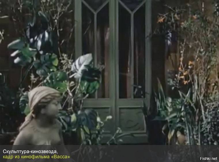 Место встречи изменить нельзя.
На первой фотографии трамвай с номером 2170 из которого выпрыгнул убийца Васи Векшина. Кирпича поймали в этом же трамвае.
 На третьей фотографии на этот же трамвай садятся Хоботов с Людочкой.
И по непонятному совпадению, этим же трамваем (четвертое фото) отрезало голову несчастному Берлиозу.

Ниже кадры из фильмов "Формула любви", "Старый Новый год",  "Служебный роман", "Васса". А кто заметил что-нибудь общее в этих кадрах?