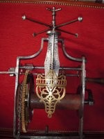 "Настенный весовой гриль 18 века" - от этой надписи понятнее не стало.