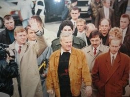 А притом, что этих ублюдков назначает на должности твой плешивый царь! 
И они все в доле с самого начала!