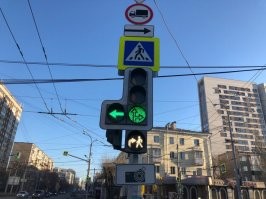 он поворачивал, если там как на фото, то ничего не нарушал