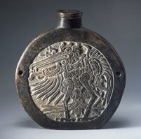 Ученые такие: "о смотри, на табакерке нарисовано нечто с клювом, перьями и когтями. Как мы его назовем?" - " эээээ.... москит!"
"Ок! москит, так и запишем". "Нет, критин, меня укусил москит! Ну х... с ним пиши"