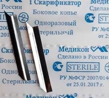 Вас удивляет, что в СССР не было импортной херни, которую могли производить сами?
Были свои. Не хуже, но другие.

Прокалывали похожим на верхнее фото (настоящим не нашёл), только я помню были плоские. Были стеклянные. Были иглы, видимо от шприцов, я не сильно разбираюсь. Забор всегда делался в тонкие стеклянные трубки, со сливом в пробирки. 
Сейчас крайне редко бываю в поликлиниках, но пять лет назад сдавал на анализы. Чем кололи не помню, но забирали всё равно трубкой, а вот не такой хренью