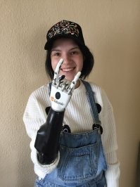 Чтобы делать хотя бы диванные умозаключения и прогнозы, надо понимать из чего те или иные механизмы состоят. Для пневмы и гидравлики нужны насосы И электроустановка! Слишком много трансформаций силы, а это потери КПД и громоздкость конструкции. Не говоря об уже озвученных мною минусах.
Для наглядности это ролик 2009 года.


И народ уже давно печатает на 3D принтерах и самостоятельно делает электроустановки, пока нам надувную перчатку втюхивают как новую разработку. 
Даже в 2018 году девушке, которой муж отрубил кисти рук, установили "кибернетический" протез. 
И совсем не сложно напрямую спросить у гугла, чем дышит современная индустрия протезирования:
