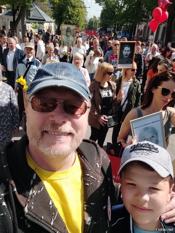 Мы с сыном сегодня шли в первом ряду Марша Победы к Вечном огню в столице Молдовы - городе Кишинёве. И нас были тысячи! С праздником!