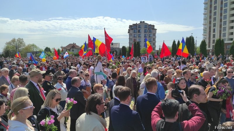 Мы с сыном сегодня шли в первом ряду Марша Победы к Вечном огню в столице Молдовы - городе Кишинёве. И нас были тысячи! С праздником!