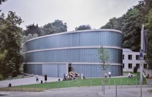 Вот так выглядит музей Неандерталь, в котором кстати нет ни одного из найденных фрагментов скелета неандертальца.
Зато есть восковая фигура неандертальца, которую многие наверняка уже видели на фотографиях.