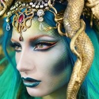 Три сестры отличались неземной красотой, и прозвали их Горгонами. Две из сестёр-красавиц были бессмертными, а младшая, Медуза, была единственной смертной среди дочерей титанов. Медуза была самой красивой. Неудивительно, что старичок Посейдон сразу же обратил внимание на девушку.

 В общем, девку изнасиловали и в чудище превратили. А в итоге еще и убили. Да и сеструхи под раздачу попали, ни за что. Беспредел греческий. 
Какое плохое зло они людям сделали? Жили себе на далёком острове, никого не трогали.