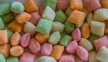 Дунькина радость, а не собачья. Собачья радость - колбаса.
Петушки из жженого сахара на палке - это сладость еще с царских времен. Сделать леденец можно за 10 минут хоть сейчас.
Белорусская сгущенка и сейчас великолепна.
Трубочки с вареной сгущенкой будут и сейчас не хуже. 
Короче пост ни о чем и говно.