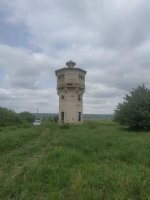 Водонапорная башня рядом с остаткам вокзала рядом с мостом.