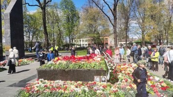 В Даугавпилсе мэр поступил очень адекватно (хоть он и вор, но за это 9 Мая ему можно многое простить) - можно было спокойно возлагать цветы, нигде не было НИ ОДНОГО украинского флага, и песни люди военные пели и машины с открытыми окнами, откуда громко звучало "...это праздник со слезами на глазах...." никто не останавливал. Хотя полиции аж из Риги нагнали видимо-невидимо. Всё прошло празднично, торжественно и людей было больше, чем в прошлые годы - уже в 10 утра на базаре нельзя было красных гвоздик купить, продавцы сказали, что такого раньше не было: разобрали мгновенно. 
Ещё раз - с праздником, дорогие! С Днём Победы!!!
Фото из Даугавпилса, 9 мая 2022 года.