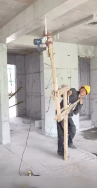 А вот тут не по теме! Это просто мастер не поленился! 
И ничего не нарушает и себя бережет! 
Просто изобрел станок для сверления потолочного перекрытия стоя на полу!