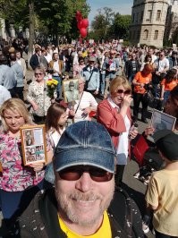 Посмели бы у нас в Молдавии такое сделать - мало бы не показалось! У нас тоже у власти проамериканская дамочка, учившаяся в США и выполняющая их приказы, но она настолько испугалась вчера десятков тысяч людей на улицах Кишинёва, что резко "заболела" 9-го мая, хотя ещё накануне обещала почтить память "жертв второй мировой войны" (цитата). Только и хватило духу, что запретить георгиевские ленточки под страхом огромных штрафов. Но многие и этого не испугались. 
Вот мои фото с нашего Мемориала "Вечность". 
Латвийцы, с днём Победы! Вы молодцы! Держитесь!