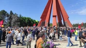 Посмели бы у нас в Молдавии такое сделать - мало бы не показалось! У нас тоже у власти проамериканская дамочка, учившаяся в США и выполняющая их приказы, но она настолько испугалась вчера десятков тысяч людей на улицах Кишинёва, что резко "заболела" 9-го мая, хотя ещё накануне обещала почтить память "жертв второй мировой войны" (цитата). Только и хватило духу, что запретить георгиевские ленточки под страхом огромных штрафов. Но многие и этого не испугались. 
Вот мои фото с нашего Мемориала "Вечность". 
Латвийцы, с днём Победы! Вы молодцы! Держитесь!
