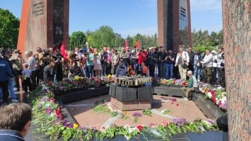 Посмели бы у нас в Молдавии такое сделать - мало бы не показалось! У нас тоже у власти проамериканская дамочка, учившаяся в США и выполняющая их приказы, но она настолько испугалась вчера десятков тысяч людей на улицах Кишинёва, что резко "заболела" 9-го мая, хотя ещё накануне обещала почтить память "жертв второй мировой войны" (цитата). Только и хватило духу, что запретить георгиевские ленточки под страхом огромных штрафов. Но многие и этого не испугались. 
Вот мои фото с нашего Мемориала "Вечность". 
Латвийцы, с днём Победы! Вы молодцы! Держитесь!