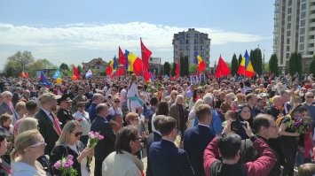 Посмели бы у нас в Молдавии такое сделать - мало бы не показалось! У нас тоже у власти проамериканская дамочка, учившаяся в США и выполняющая их приказы, но она настолько испугалась вчера десятков тысяч людей на улицах Кишинёва, что резко "заболела" 9-го мая, хотя ещё накануне обещала почтить память "жертв второй мировой войны" (цитата). Только и хватило духу, что запретить георгиевские ленточки под страхом огромных штрафов. Но многие и этого не испугались. 
Вот мои фото с нашего Мемориала "Вечность". 
Латвийцы, с днём Победы! Вы молодцы! Держитесь!