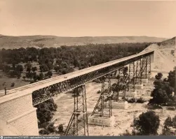 Камышловский мост под Севастополем.
Уже 3й вариант.
Первый был построен в 1875 году. Он на фото.
На видео - действующий.
Ниже него видны опоры моста, возведенного вместо старого в 1913 году, и неоднократно взорванного и востановленного во время Великой Отечественной войны.