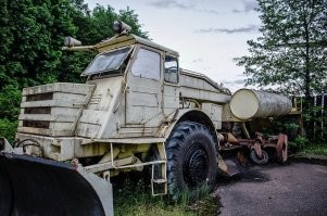 Скорее праобраз вот этого. К передней части с мотором и кабиной цепляются прицепы различного назначения.

Что касается описанного в статье аппарата, то надо знать, что уже тогда в США и Канаде практиковали точечную вырубку леса, когда вырубалась не всё делянка под корень, а отдельные деревья, под определённые заказы. Для этого и был необходим манёвренный аппарат, чтобы вывезти спиленное дерево из леса до дороги.