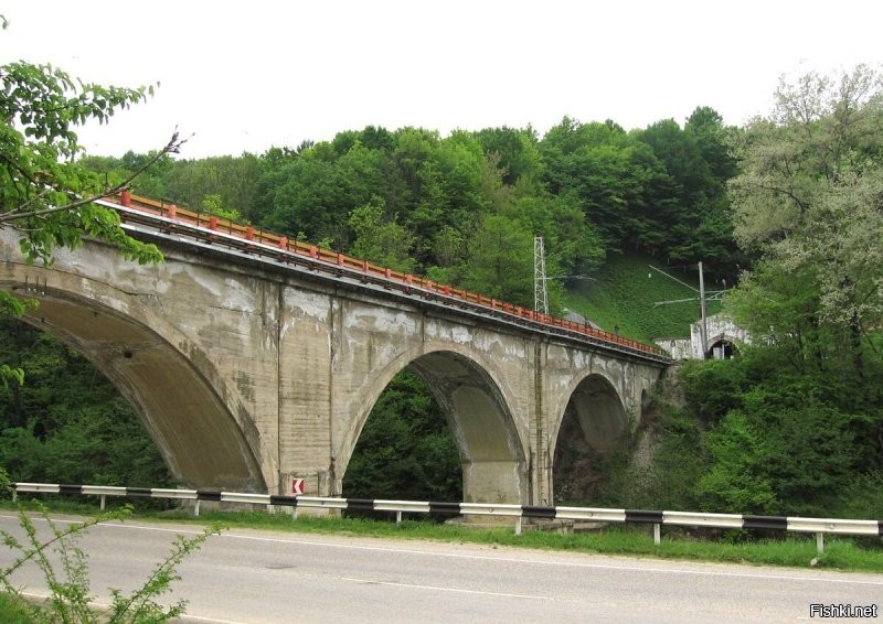 Действующий ЖД мост. Внизу дорога Туапсе-Шаумян