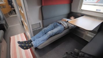 Личная боль - короткие кровати и маленькие промежутки между креслами в транспорте