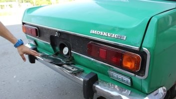 Наши производители не заморачивались такой фуйней , вот , например , горловины баков у ЗАЗ 968М и Москвич-408 .