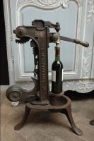 Вот это по-моему не штопор, а как раз устройство для обратного процесса - запрессовки пробок в горлышко