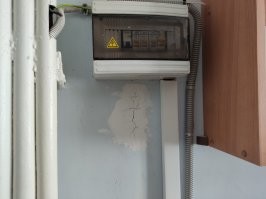 Госучреждение. Как то нам на работе ставили шкаф с оборудованием от Ростелекома по какому то Федеральному контракту. Пришли от Ростелекома по договору подряда какие то мужики алкашной внешности, спросили где щиток, чтоб электролинию провести к шкафу. В итоге начали сверлить отверстия под кабель канал прямо посередине и пробили кабель, который шел к розеткам. Кабель под штукатуркой даже очертания дал на стене и стало видно, где он и как проходит) Заделали пробитие и криво зашпаклевали, Ростелеком нам так ничего не компенсировал.